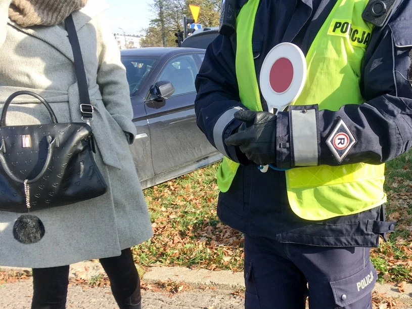 Policja zwraca uwagę na kąt na przejazdach kolejowych