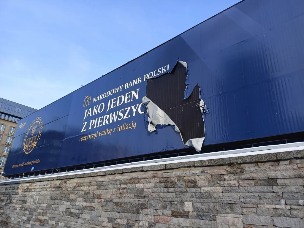 Poprzedni baner na siedzibie NBP uległ uszkodzeniu Poprzedni baner na siedzibie NBP uległ uszkodzeniu