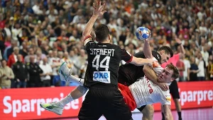 Niemcy robili wszystko, by zatrzymać Simona Pytlicka (na zdjęciu) i Mathiasa Gidsela. W pierwszej połowie im się to udawało  