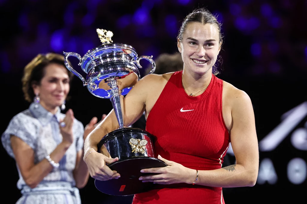 Aryna Sabalenka z trofeum za zwycięstwo w Australian Open 2024 Aryna Sabalenka z trofeum za zwycięstwo w Australian Open 2024