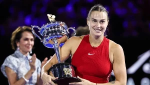 Aryna Sabalenka z trofeum za zwycięstwo w Australian Open