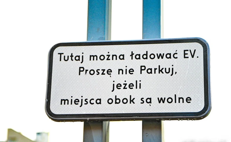 Przy punktach ładowania umieszczone znajdować się będą stosowne tabliczki dla kierowców aut spalinowych.