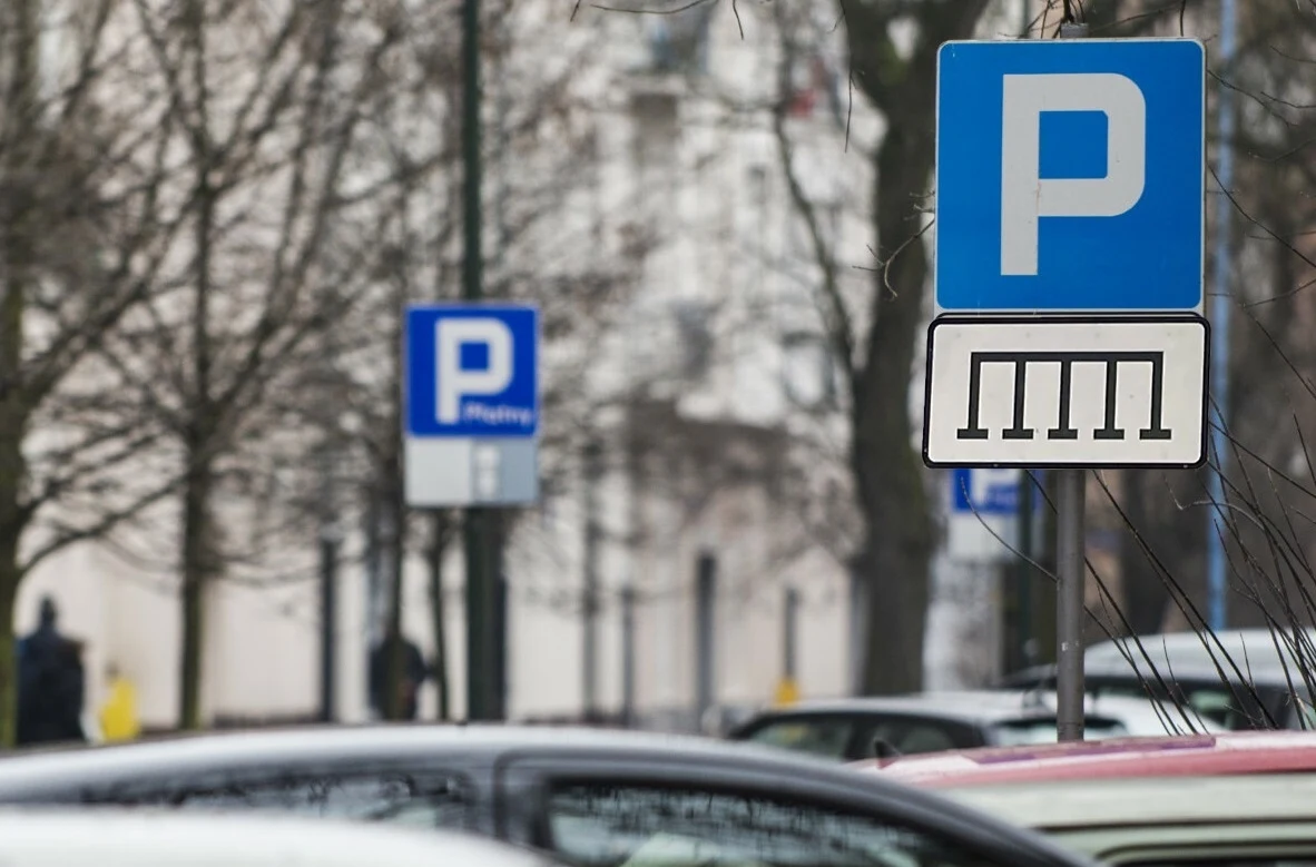 Czarna brama na białym tle. Co to oznacza? Czarna brama na białym tle. Co to oznacza?