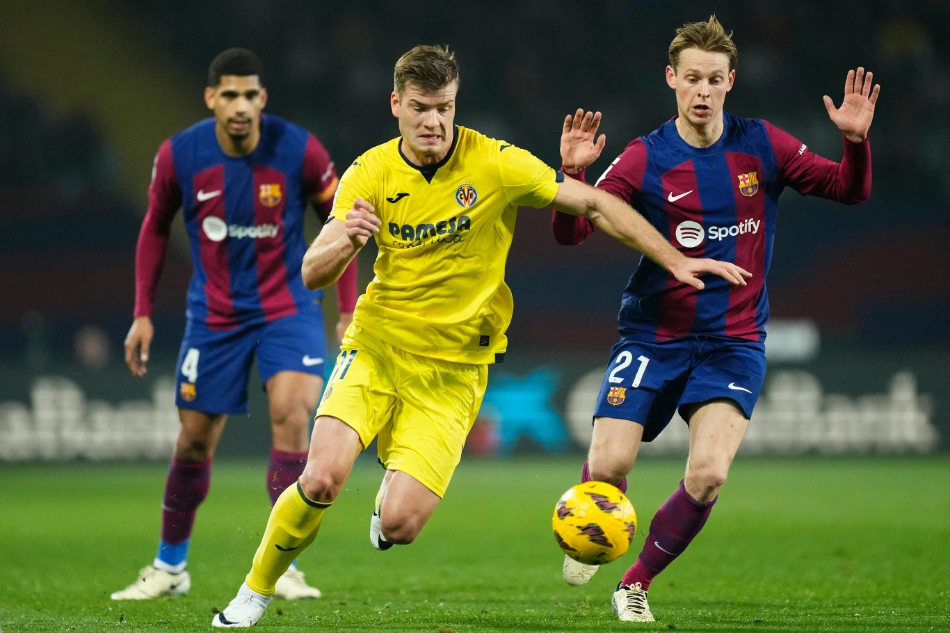 Alexander Sorloth w walce z piłkarzami Barcelony Alexander Sorloth w walce z piłkarzami Barcelony