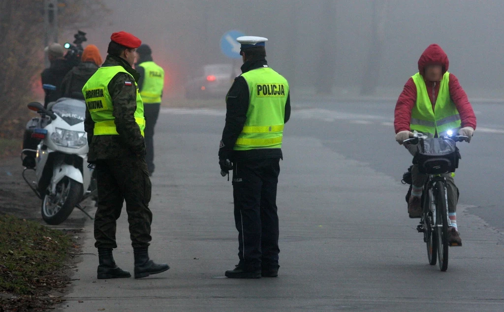 Elementy odblaskowe w terenie niezabudowanym są obowiązkowe dla pieszych, ale też dla rowerzystów prowadzących rowery