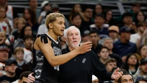 Jeremy Sochan z trenerem Greggiem Popovichem