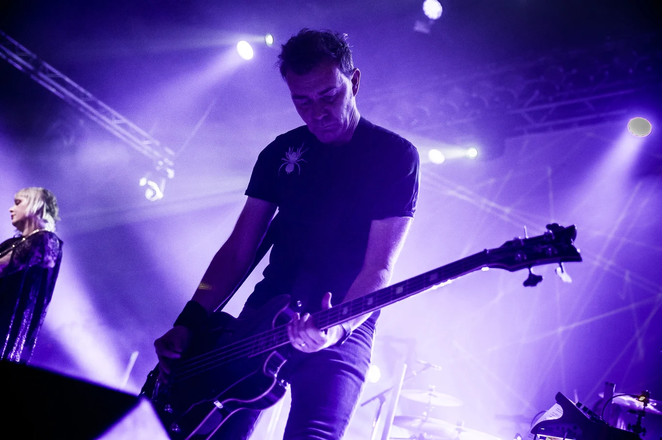 Slowdive na scenie warszawskiej Progresji. Aktualnie w skład zespołu wchodzą: Rachel Goswell, Neil Halstead, Nick Chaplin, Christian Savill oraz Simon Scott. Slowdive na scenie warszawskiej Progresji. Aktualnie w skład zespołu wchodzą: Rachel Goswell, Neil Halstead, Nick Chaplin, Christian Savill oraz Simon Scott.