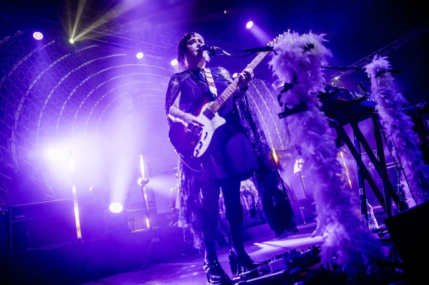 Slowdive na scenie warszawskiej Progresji. Aktualnie w skład zespołu wchodzą: Rachel Goswell, Neil Halstead, Nick Chaplin, Christian Savill oraz Simon Scott. Slowdive na scenie warszawskiej Progresji. Aktualnie w skład zespołu wchodzą: Rachel Goswell, Neil Halstead, Nick Chaplin, Christian Savill oraz Simon Scott.