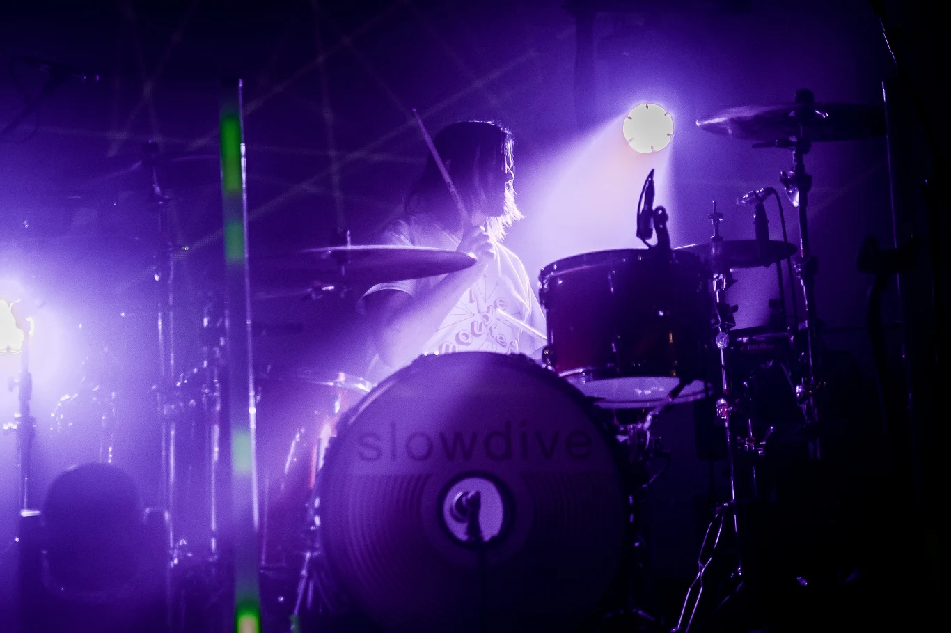 Slowdive na scenie warszawskiej Progresji. Aktualnie w skład zespołu wchodzą: Rachel Goswell, Neil Halstead, Nick Chaplin, Christian Savill oraz Simon Scott. Slowdive na scenie warszawskiej Progresji. Aktualnie w skład zespołu wchodzą: Rachel Goswell, Neil Halstead, Nick Chaplin, Christian Savill oraz Simon Scott.