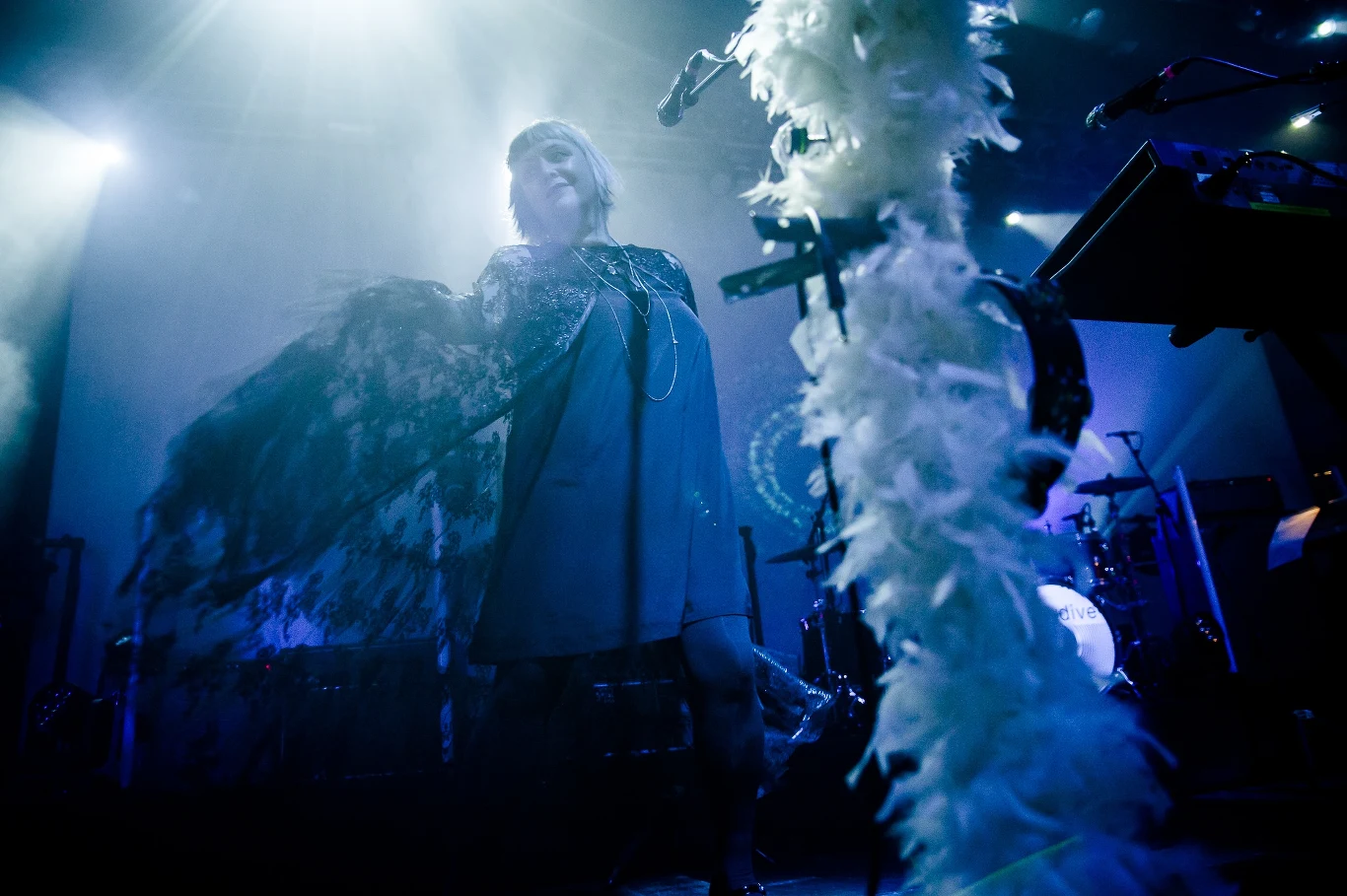 Slowdive na scenie warszawskiej Progresji. Aktualnie w skład zespołu wchodzą: Rachel Goswell, Neil Halstead, Nick Chaplin, Christian Savill oraz Simon Scott. Slowdive na scenie warszawskiej Progresji. Aktualnie w skład zespołu wchodzą: Rachel Goswell, Neil Halstead, Nick Chaplin, Christian Savill oraz Simon Scott.