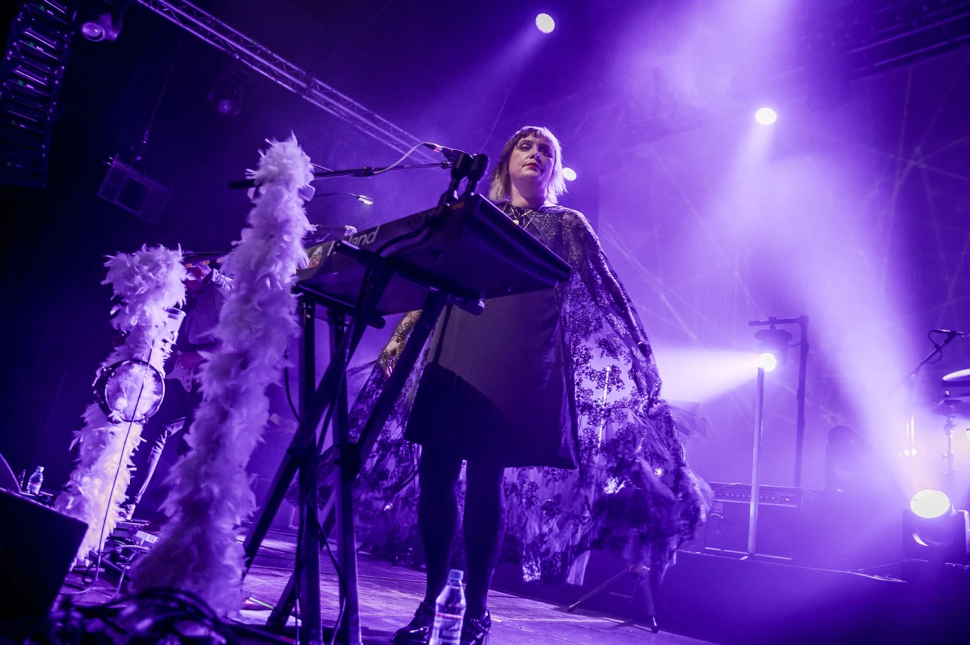 Slowdive na scenie warszawskiej Progresji. Aktualnie w skład zespołu wchodzą: Rachel Goswell, Neil Halstead, Nick Chaplin, Christian Savill oraz Simon Scott. Slowdive na scenie warszawskiej Progresji. Aktualnie w skład zespołu wchodzą: Rachel Goswell, Neil Halstead, Nick Chaplin, Christian Savill oraz Simon Scott.