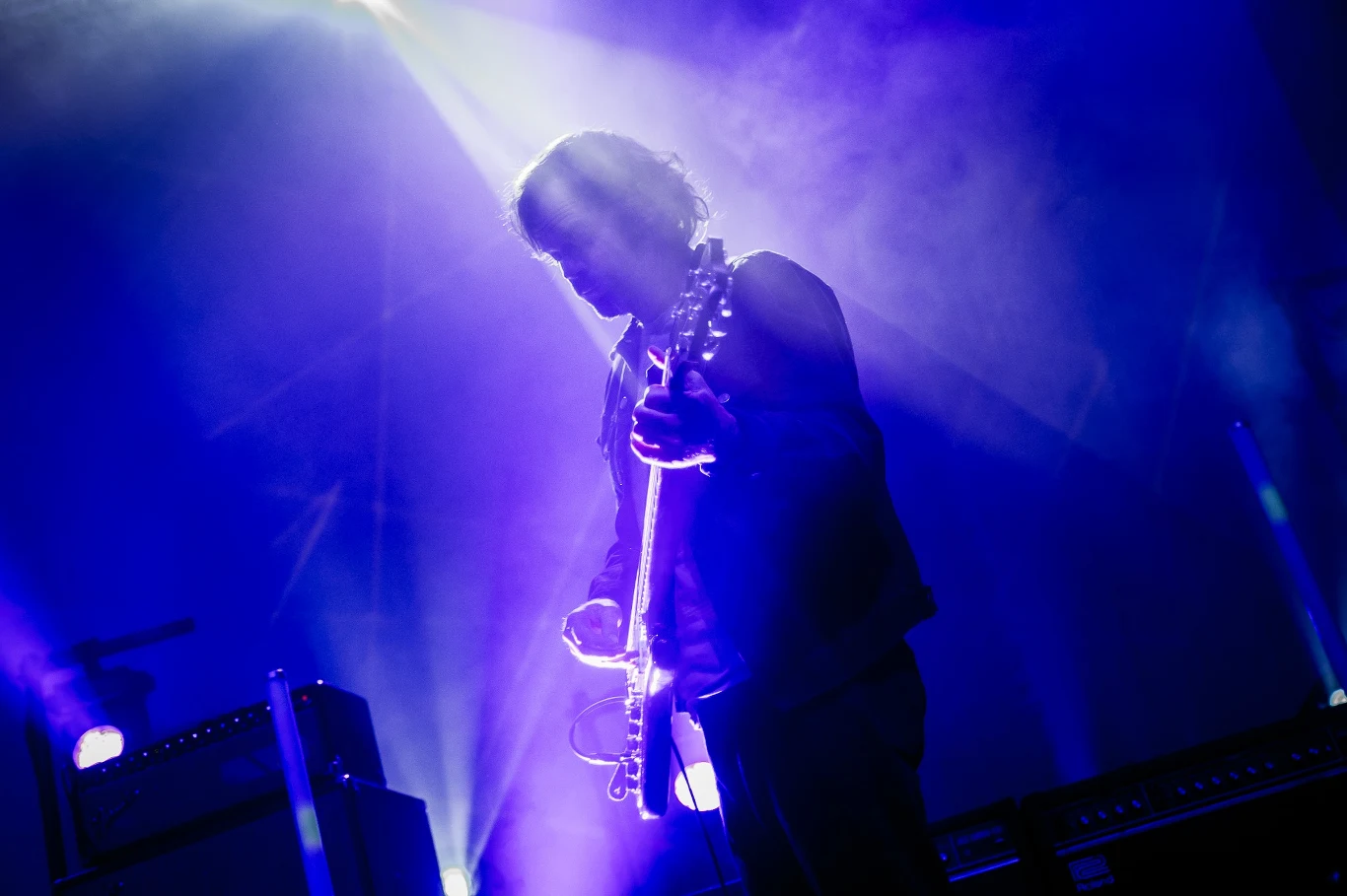 Slowdive na scenie warszawskiej Progresji. Aktualnie w skład zespołu wchodzą: Rachel Goswell, Neil Halstead, Nick Chaplin, Christian Savill oraz Simon Scott. Slowdive na scenie warszawskiej Progresji. Aktualnie w skład zespołu wchodzą: Rachel Goswell, Neil Halstead, Nick Chaplin, Christian Savill oraz Simon Scott.