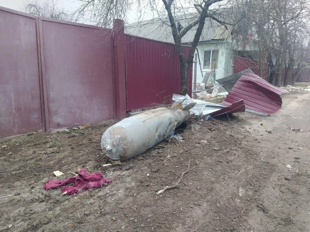 Niezdetonowana rosyjska bomba FAB-250 w jednej z ukraińskich miejscowości