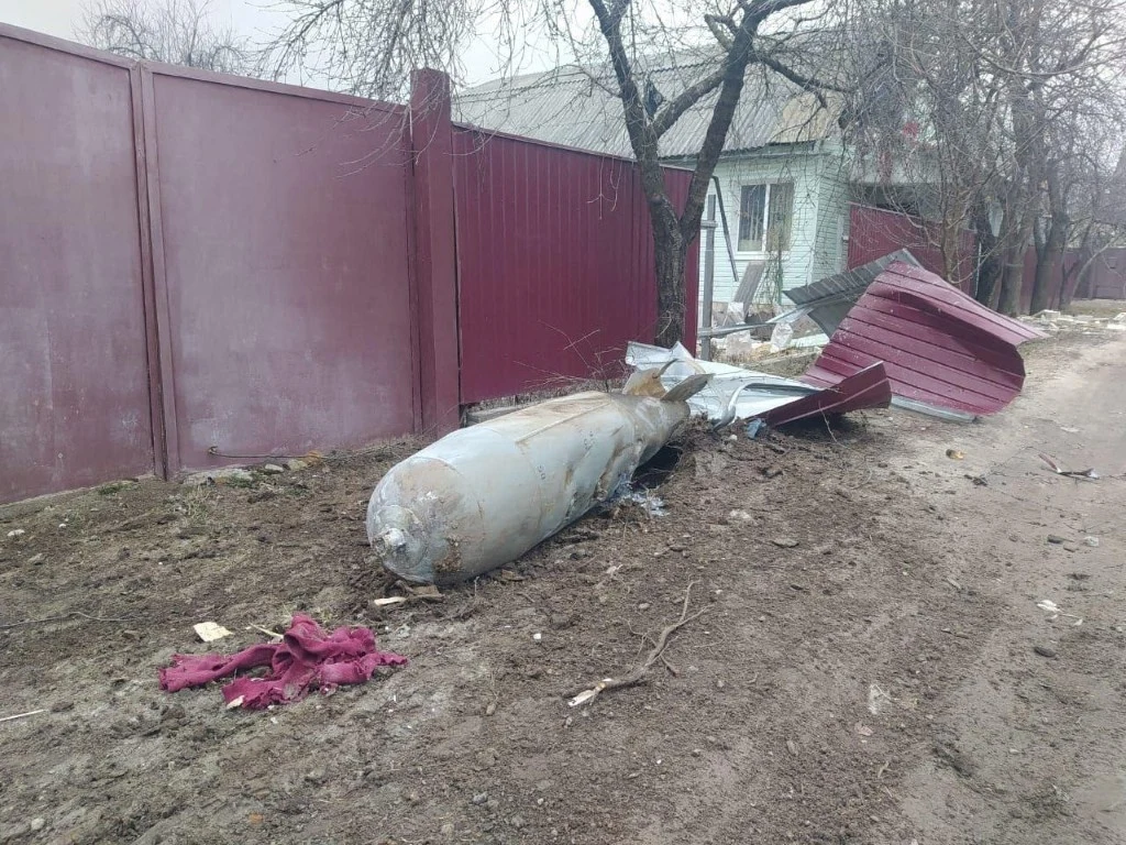 Niezdetonowana rosyjska bomba FAB-250 w jednej z ukraińskich miejscowości Niezdetonowana rosyjska bomba FAB-250 w jednej z ukraińskich miejscowości