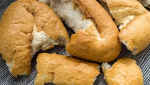 Czerstwe pieczywo zalej mlekiem i włóż do piekarnika. Lepszej zapiekanki nie jadłeś