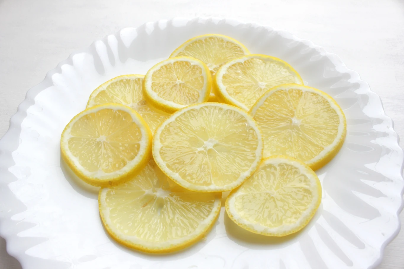 Plasterek cytryny przyłożony do miejsca po ukąszeniu komara przyniesie ulgę oraz zniweluje nieprzyjemne swędzenie. 