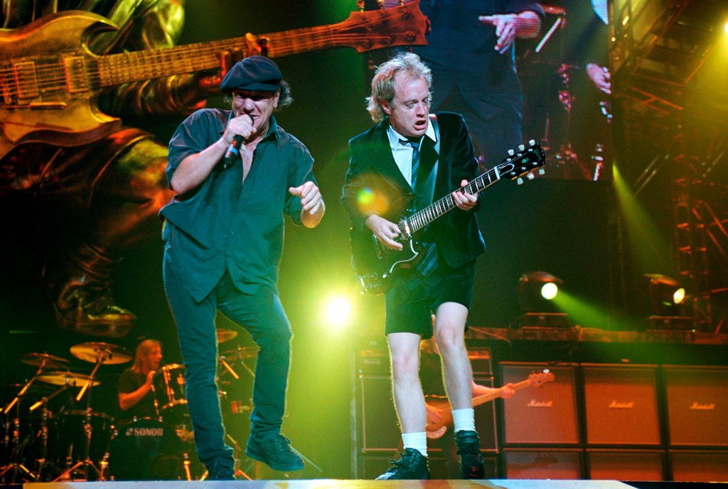 Brian Johnson i Angus Young z AC/DC na scenie