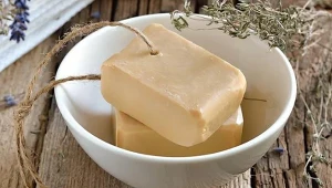 Zapominany hit naszych babć. Rozpuść w wodzie szare mydło a otrzymasz okład na bolące miejsce