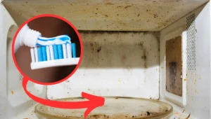 Ten sposób na umycie brudnej mikrofalówki zdradziła mi kuzynka. Po minucie lśni czystością