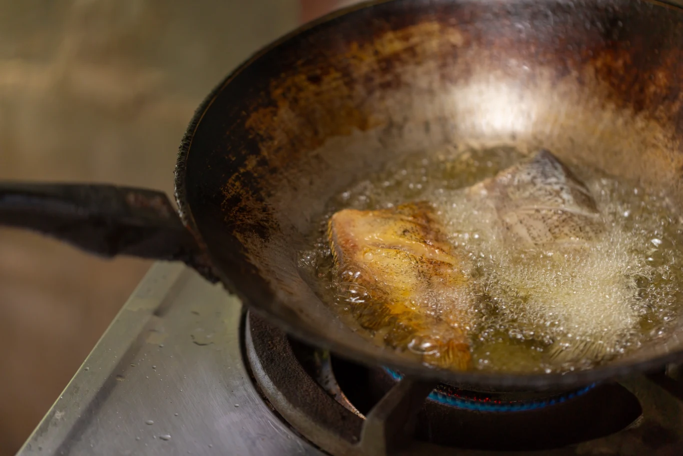 Smażenie potraw pójdzie gładko, jeśli poznasz sprytne triki szefów kuchni