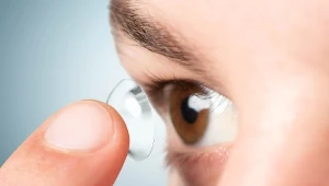 Czym charakteryzują się soczewki kontaktowe miesięczne?