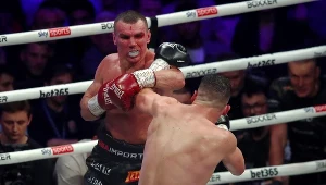 Mateusz Masternak (przodem) w walce z Chrisem Billamem-Smithem