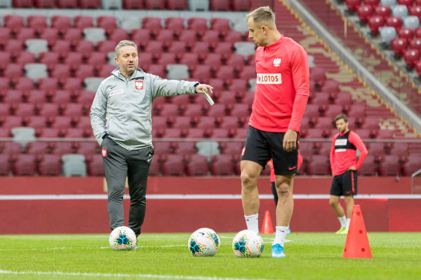 Jerzy Brzęczek instruujący Kamila Grosickiego