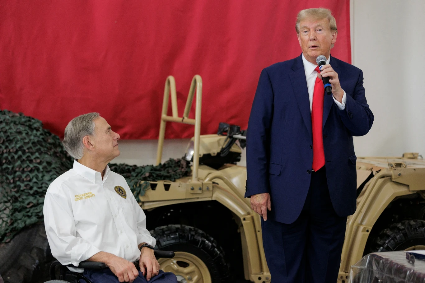 Gubernator Teksasu Greg Abbott (z lewej) i były prezydent USA Donald Trump