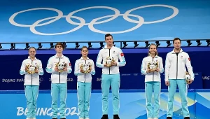 Rosyjscy łyżwiarze figurowi po zwycięstwie w rywalizacji drużyn podczas igrzysk w Pekinie