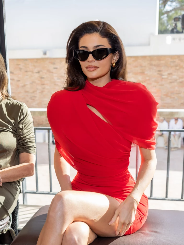 Kylie Jenner wybrała kreację w jednym z modniejszych kolorów roku 2024 