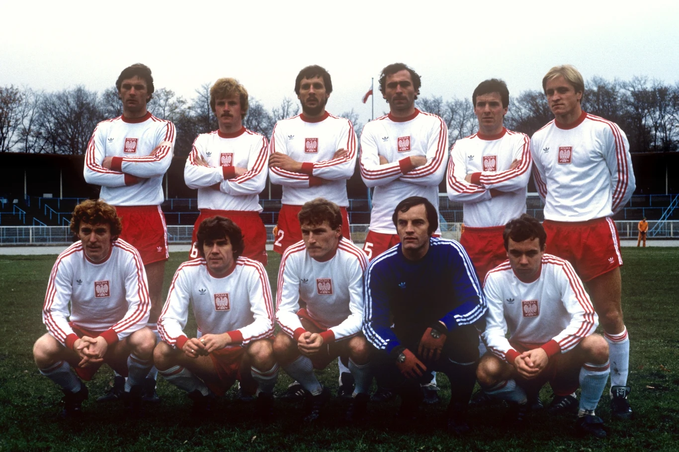 Mirosław Okoński (stoi drugi od prawej) w barwach reprezentacji Polski przed meczem z Maltą we Wrocławiu