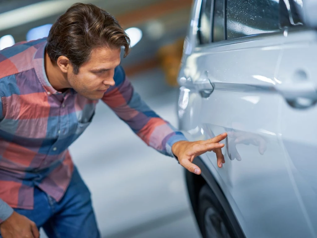 Szkoda parkingowa. Co robić, gdy sprawca odjechał? Kto zapłaci za naprawy?