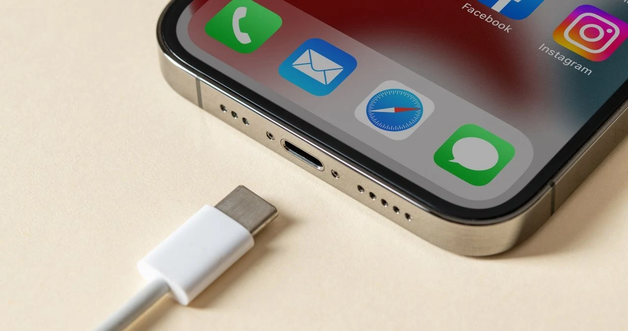 iPhone może się nagrzewać między innymi podczas ładowania.