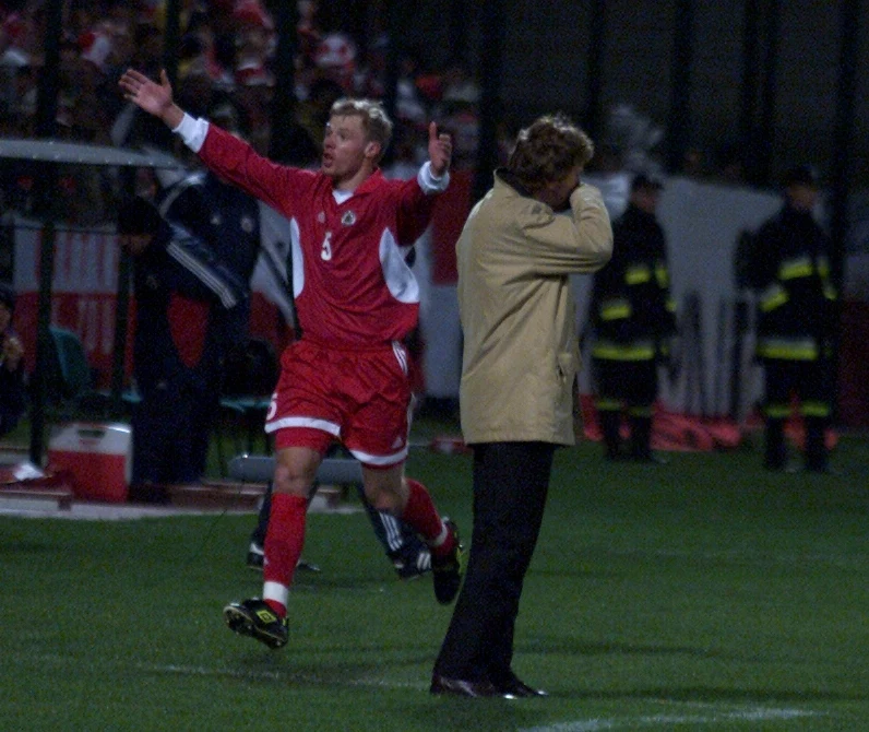 Jurijs Laizans strzela zwycięską bramkę dla Łotwy w meczu z Polską w 2002 r. Jurijs Laizans strzela zwycięską bramkę dla Łotwy w meczu z Polską w 2002 r.