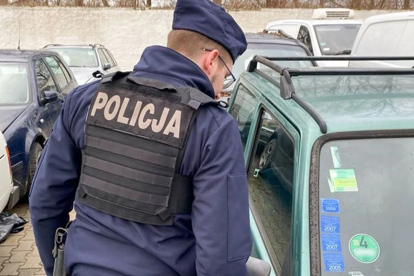 Policjanci trafili na trop złodzieja. Zamiast jednego auta znaleźli sześć