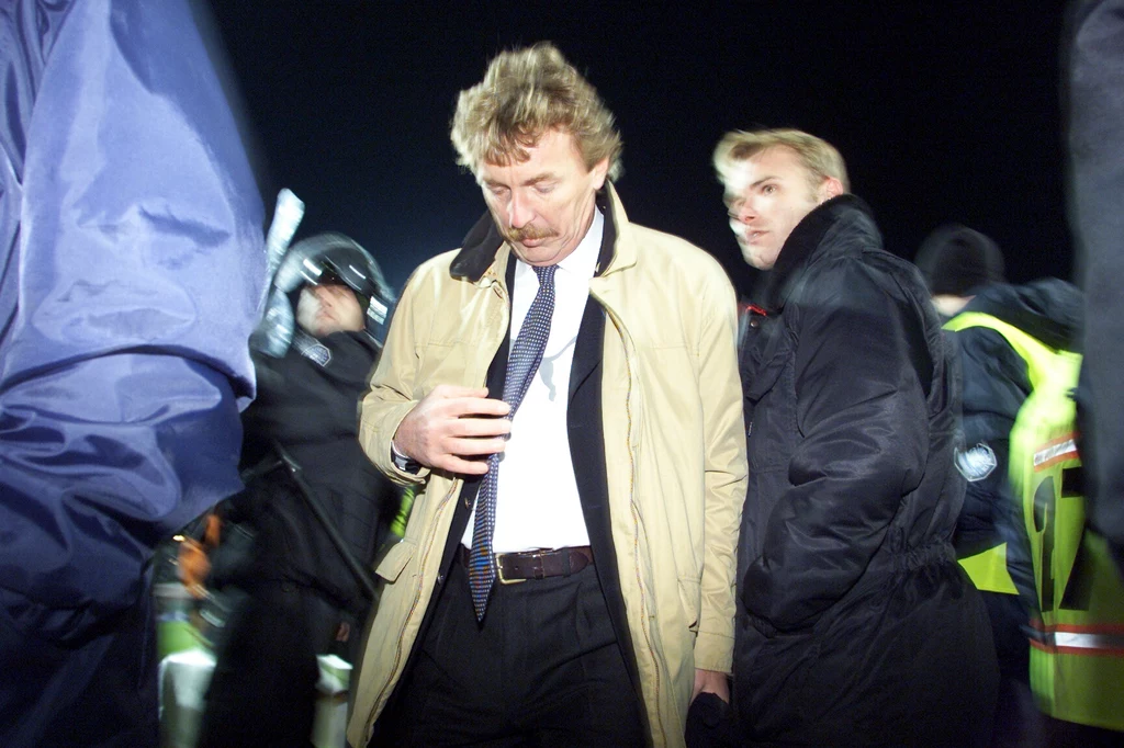 Zbigniew Boniek po przegranym meczu z Łotwą w 2002 r. Zbigniew Boniek po przegranym meczu z Łotwą w 2002 r.