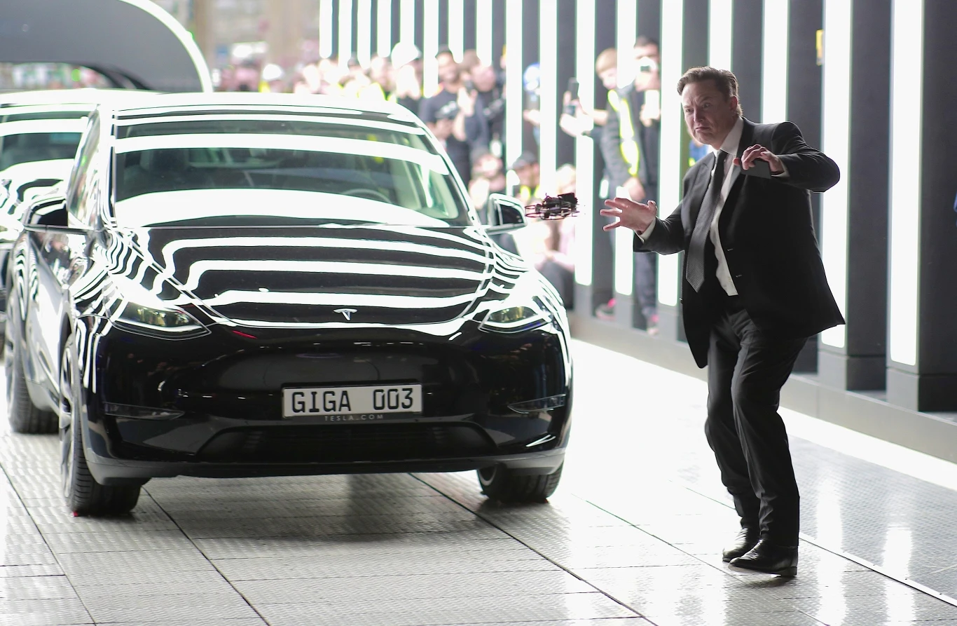 Nowy model Tesli to jeszcze większe obciążenie dla pracowników - tak to przedstawił Elon Musk Nowy model Tesli to jeszcze większe obciążenie dla pracowników - tak to przedstawił Elon Musk