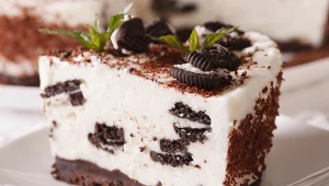 Ten sernik bije na głowę wszystkie inne ciasta. Przepis z dodatkiem popularnych ciastek