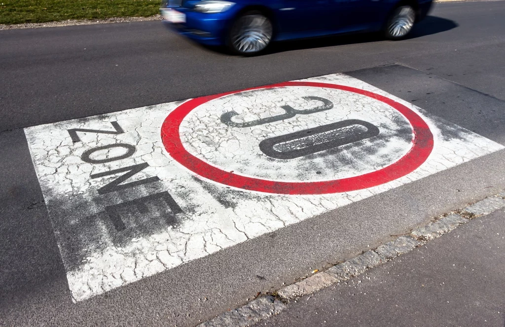 W Bolonii wprowadzono ograniczenie prędkości do 30 km/h. Pierwszy kierowca, który dostał mandat, został zaproszony przez burmistrza na kawę.