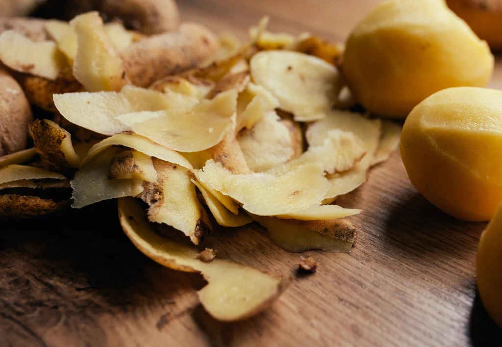 Obierki z ziemniaków warto wykorzystać na zrobienie pysznych dań i przekąsek