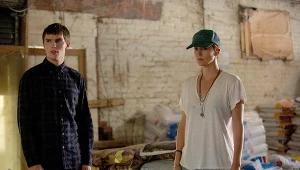 Nicholas Hoult i Charlize Theron w scenie z serialu "Mroczny zakątek"