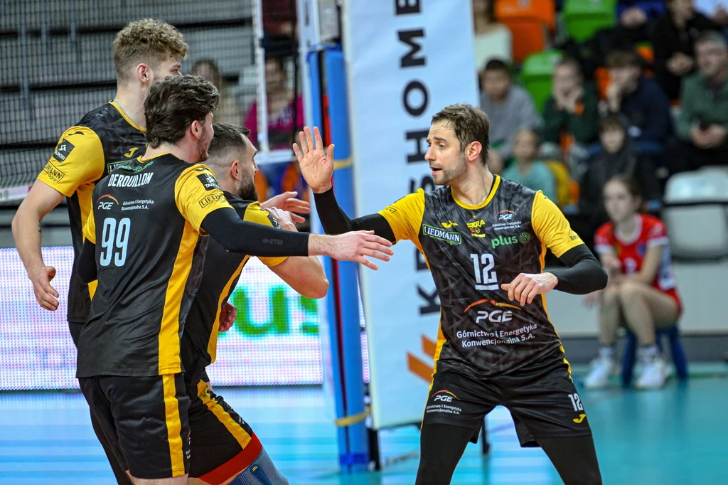 Grzegorz Łomacz przybija piątki z kollegami z PGE Skry Bełchatów Grzegorz Łomacz przybija piątki z kollegami z PGE Skry Bełchatów