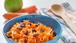 Wcale nie jabłko czy ananas. Surówka z marchewki najlepiej smakuje z dodatkiem tego owocu 