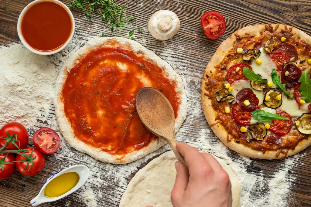 Jak przygotować domową pizzę na dużą blachą?