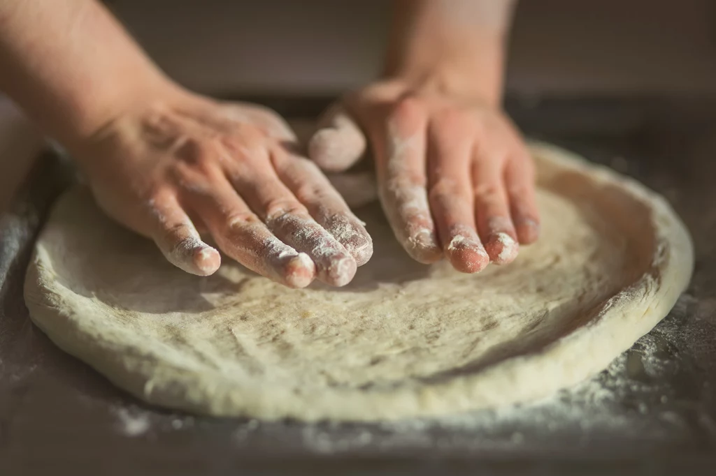 Jakich składników potrzebujemy do przygotowania domowej pizzy na dużą blachę?
