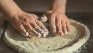 Tak zrobisz idealne, domowe ciasto na pizzę. Sekret tkwi w jednym składniku