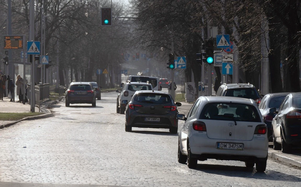 Starą kostkę zastąpi nawierzchnia bitumiczna / Fot.ZDiUM Starą kostkę zastąpi nawierzchnia bitumiczna / Fot.ZDiUM