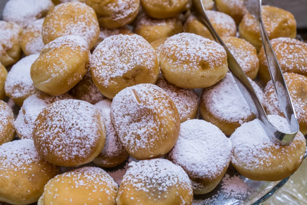 Pączki na tłusty czwartek możemy wypełnić pastą pistacjową