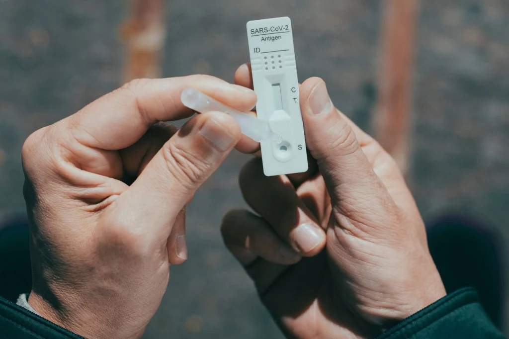 Testy w kierunku RSV, COVID-19 i grypy można kupić w aptece za kilkanaście złotych Testy w kierunku RSV, COVID-19 i grypy można kupić w aptece za kilkanaście złotych