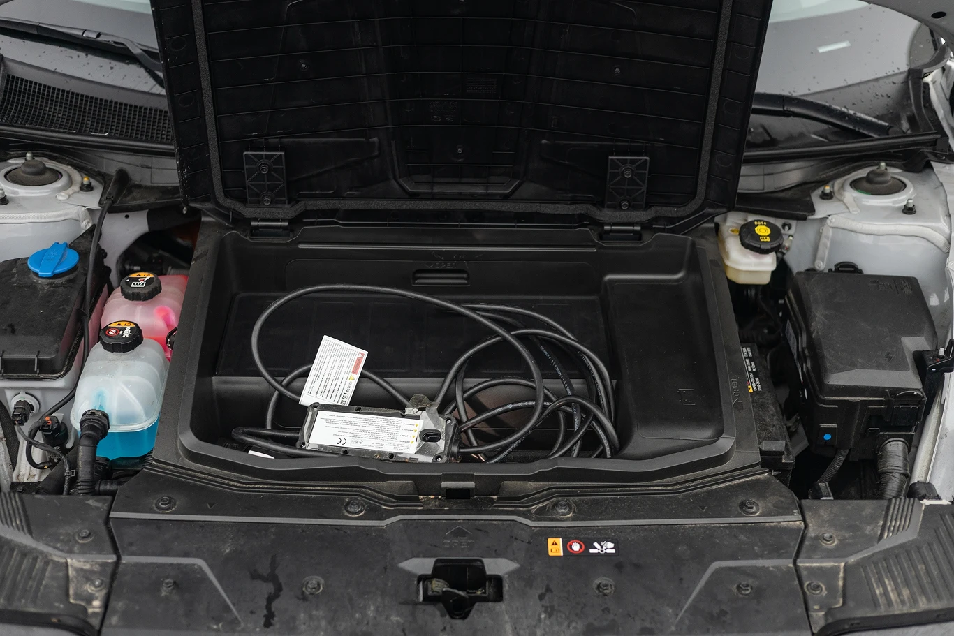 Tzw. Frunk czyli schowek z przodu idealnie nadaje się do przechowywania kabli